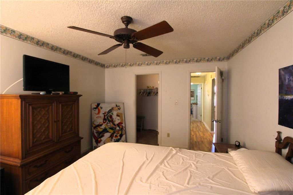 Active With Contract: $142,900 (2 beds, 1 baths, 921 Square Feet)