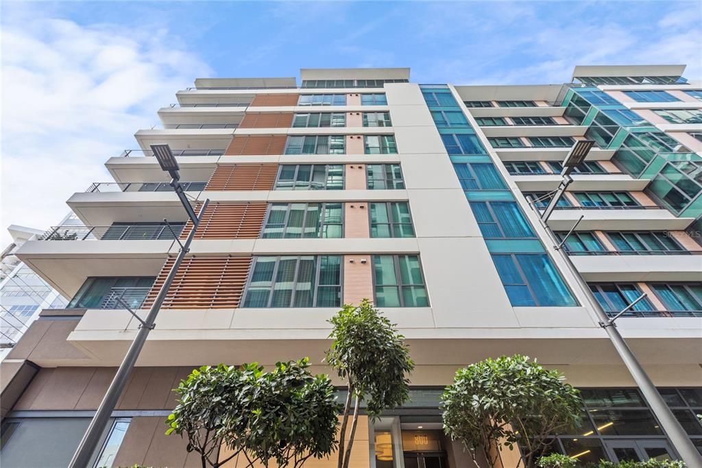 Recently Sold: $600,000 (2 beds, 2 baths, 1577 Square Feet)