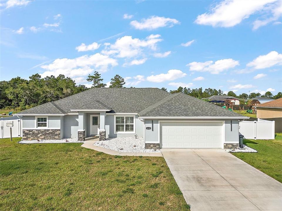 Recently Sold: $464,000 (3 beds, 2 baths, 2155 Square Feet)