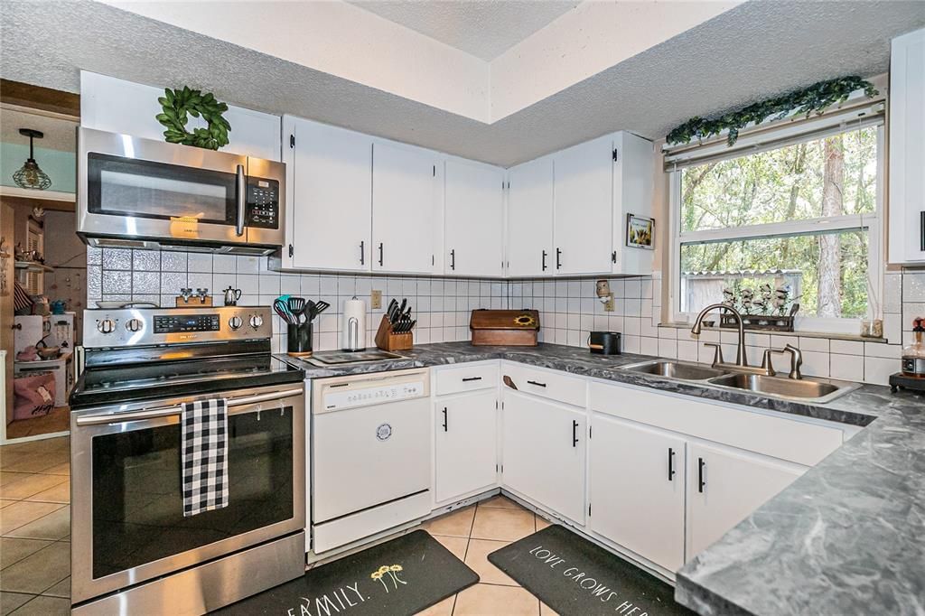 Recently Sold: $450,000 (3 beds, 2 baths, 1784 Square Feet)