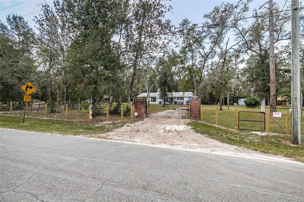 Recently Sold: $450,000 (3 beds, 2 baths, 1784 Square Feet)