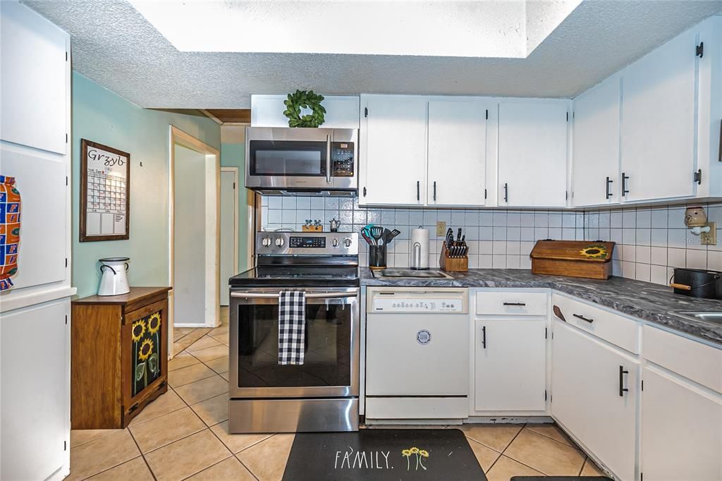 Recently Sold: $450,000 (3 beds, 2 baths, 1784 Square Feet)