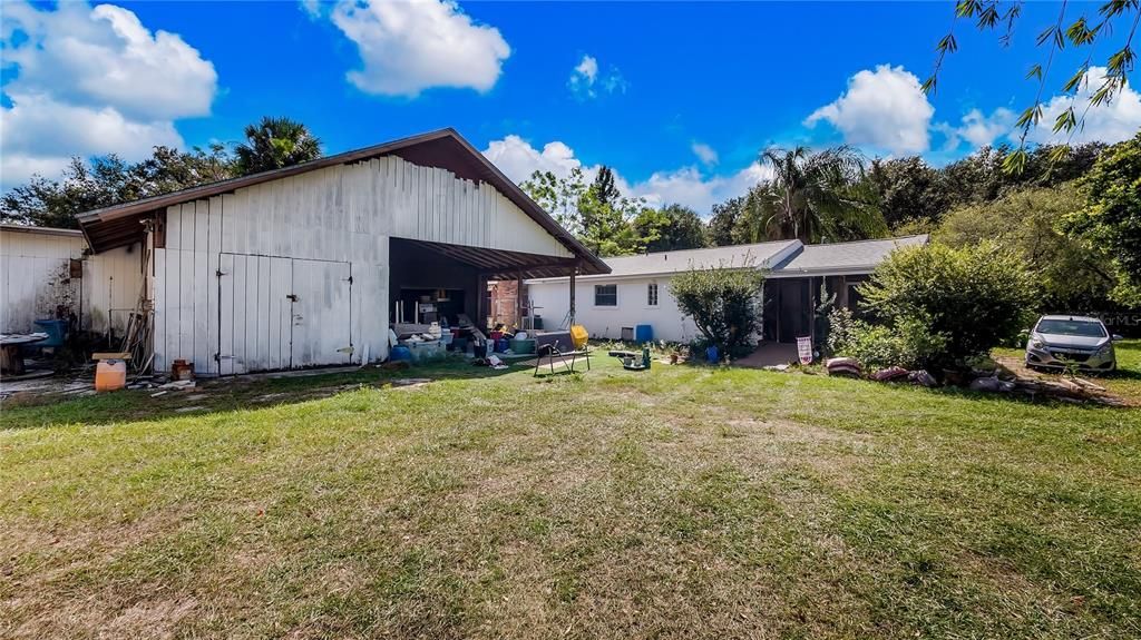 HUGE Outbuilding with concrete floor