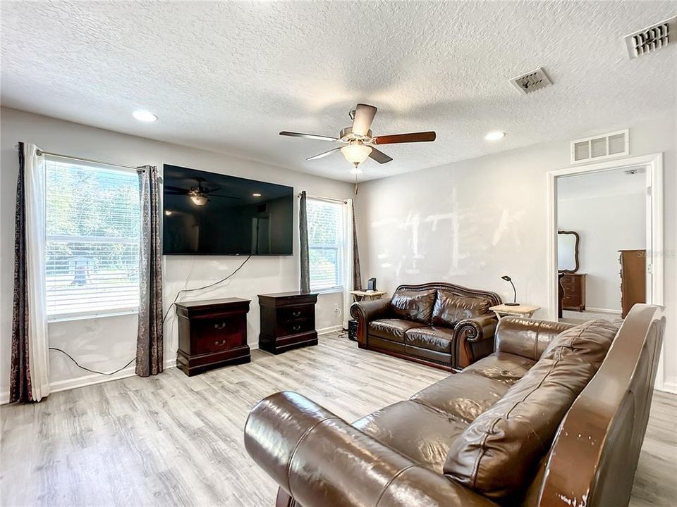 For Sale: $345,000 (3 beds, 2 baths, 1470 Square Feet)
