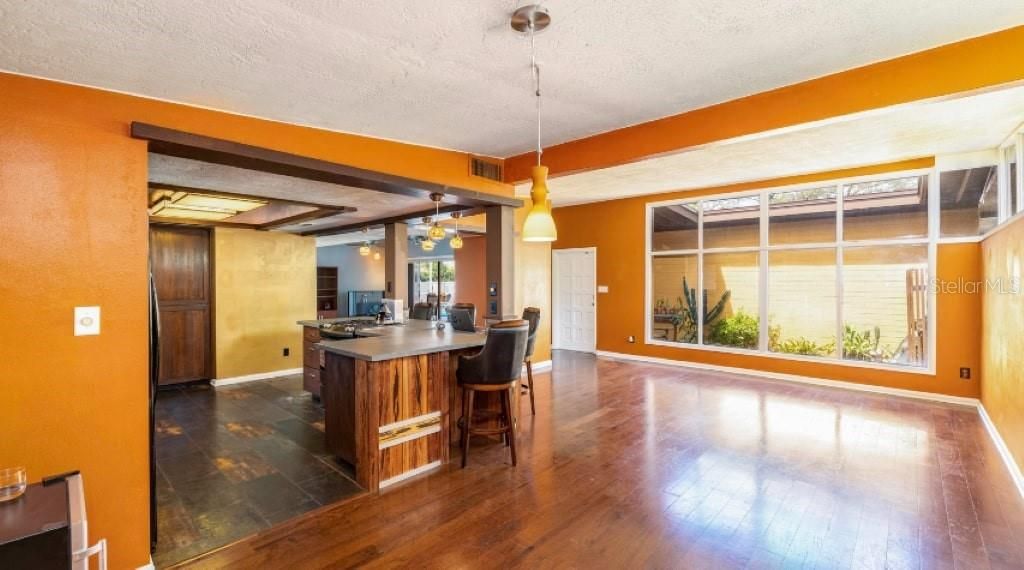 Recently Rented: $2,567 (4 beds, 2 baths, 2017 Square Feet)