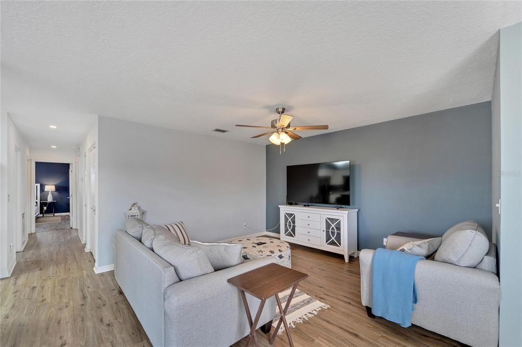 For Sale: $300,000 (2 beds, 2 baths, 1142 Square Feet)