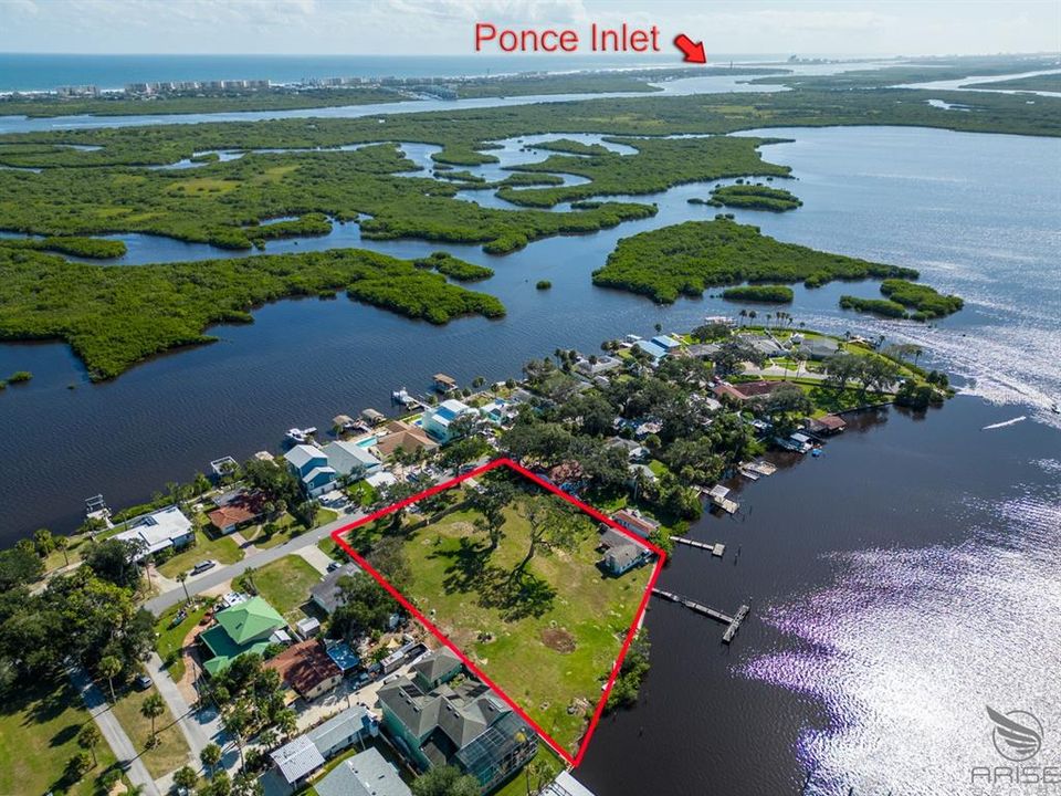 На продажу: $950,000 (0.64 acres)