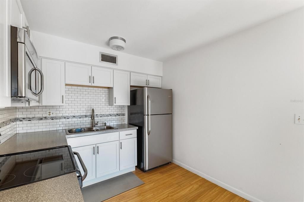 For Sale: $254,900 (1 beds, 1 baths, 650 Square Feet)