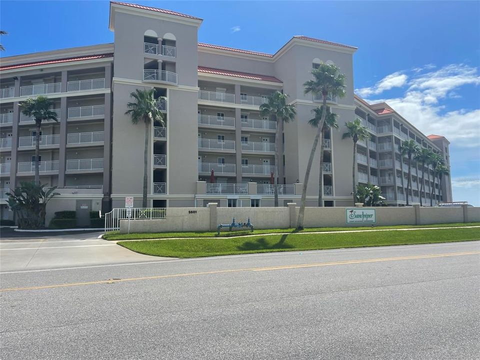 Recently Sold: $1,375,000 (2 beds, 2 baths, 1299 Square Feet)