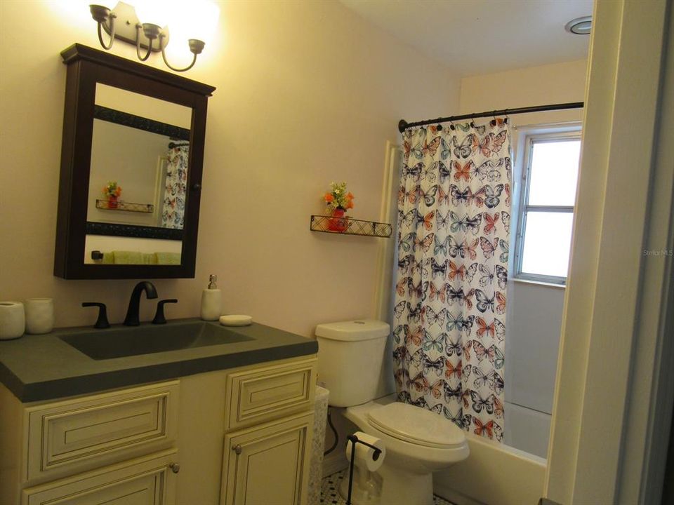 For Sale: $319,900 (2 beds, 1 baths, 980 Square Feet)