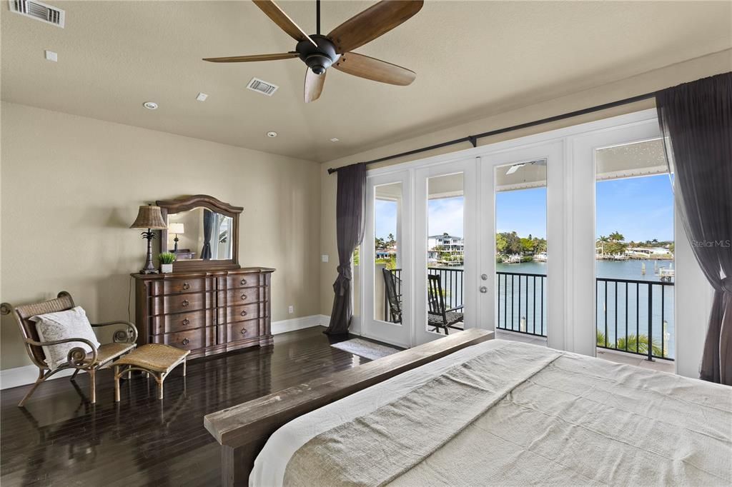 Recently Sold: $2,800,000 (4 beds, 3 baths, 3198 Square Feet)