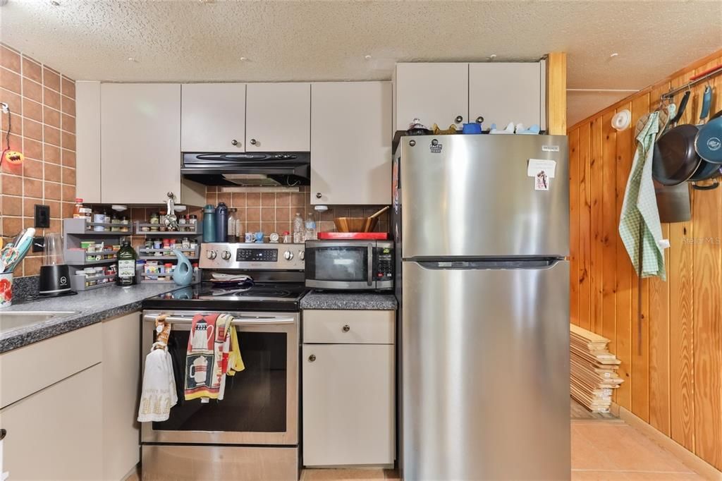 For Sale: $269,000 (2 beds, 1 baths, 720 Square Feet)