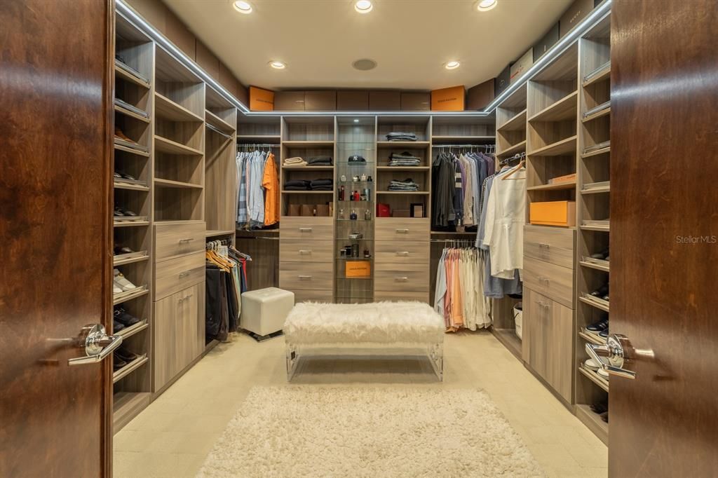 Walking closet with extra room