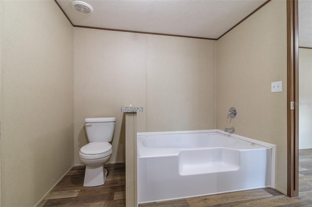 合同活跃: $205,000 (3 贝兹, 2 浴室, 1140 平方英尺)