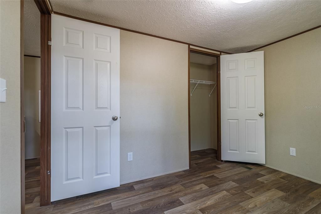 Active With Contract: $205,000 (3 beds, 2 baths, 1140 Square Feet)