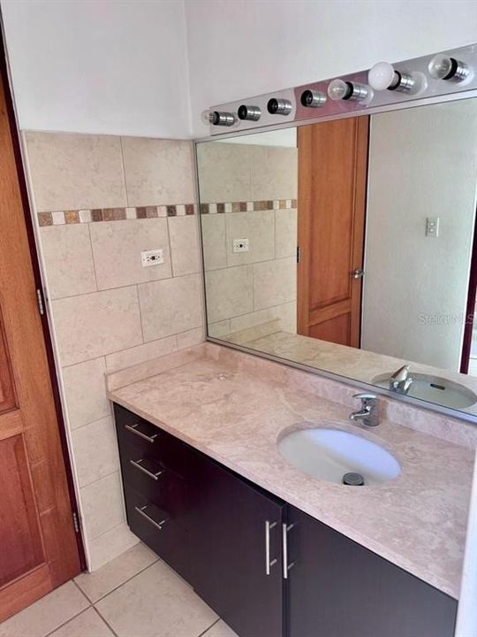 Vendido Recientemente: $445,000 (4 camas, 2 baños, 2600 Pies cuadrados)