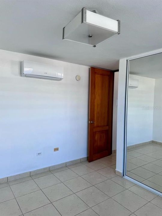 Vendido Recientemente: $445,000 (4 camas, 2 baños, 2600 Pies cuadrados)