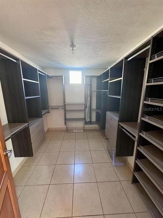 Vendido Recientemente: $445,000 (4 camas, 2 baños, 2600 Pies cuadrados)