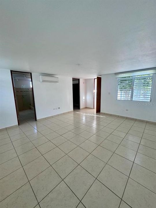 Vendido Recientemente: $445,000 (4 camas, 2 baños, 2600 Pies cuadrados)