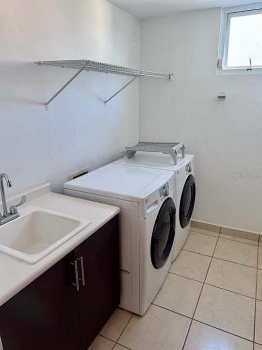 Vendido Recientemente: $445,000 (4 camas, 2 baños, 2600 Pies cuadrados)