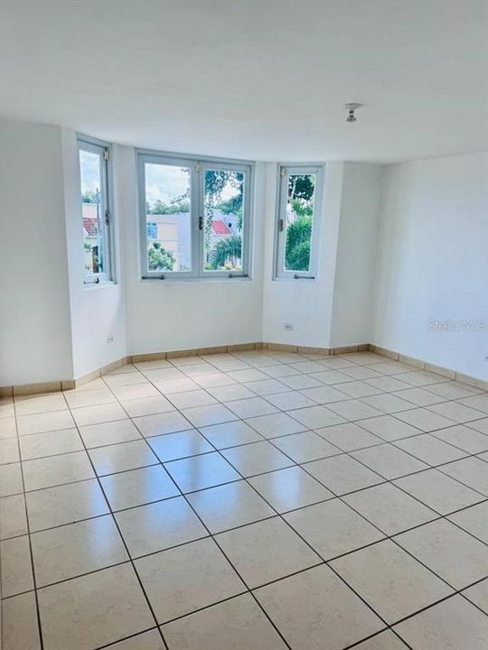 Vendido Recientemente: $445,000 (4 camas, 2 baños, 2600 Pies cuadrados)