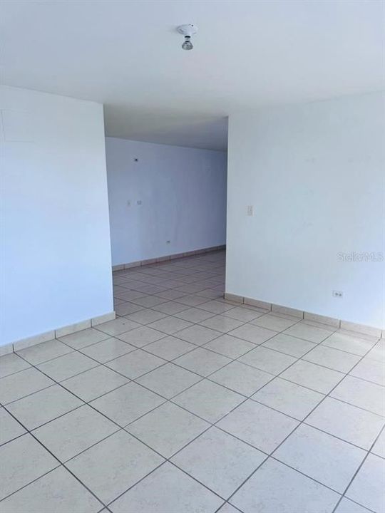 Vendido Recientemente: $445,000 (4 camas, 2 baños, 2600 Pies cuadrados)