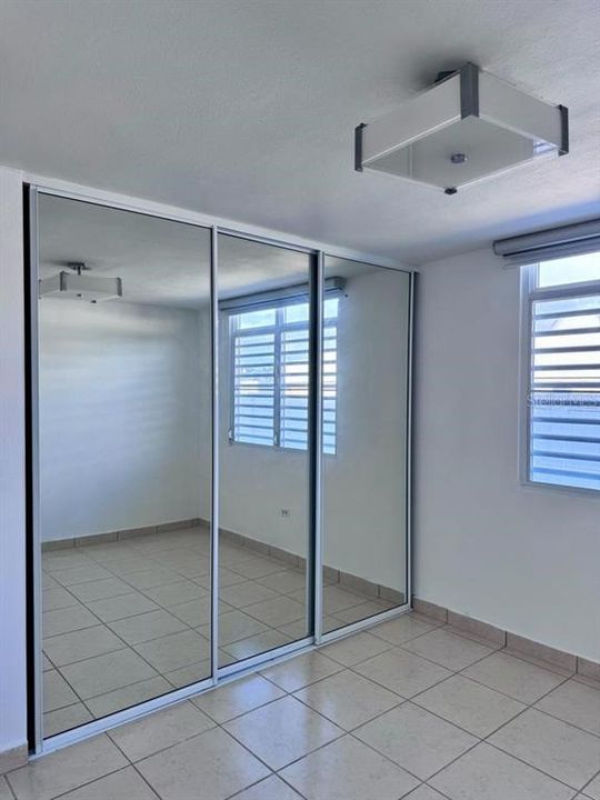 Vendido Recientemente: $445,000 (4 camas, 2 baños, 2600 Pies cuadrados)