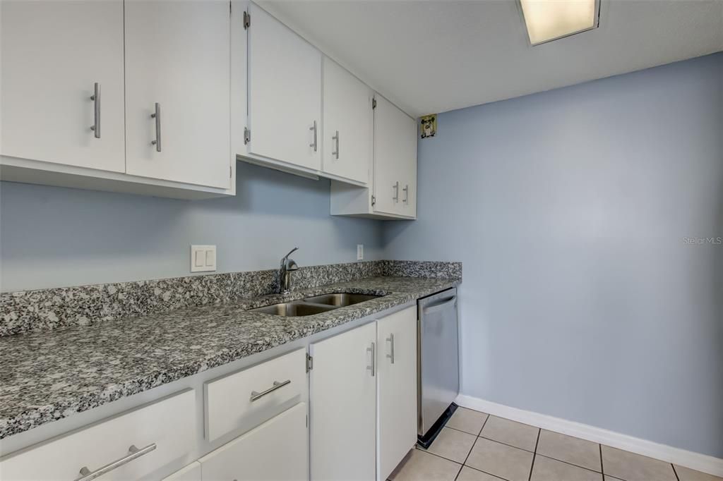 For Sale: $189,000 (1 beds, 1 baths, 658 Square Feet)