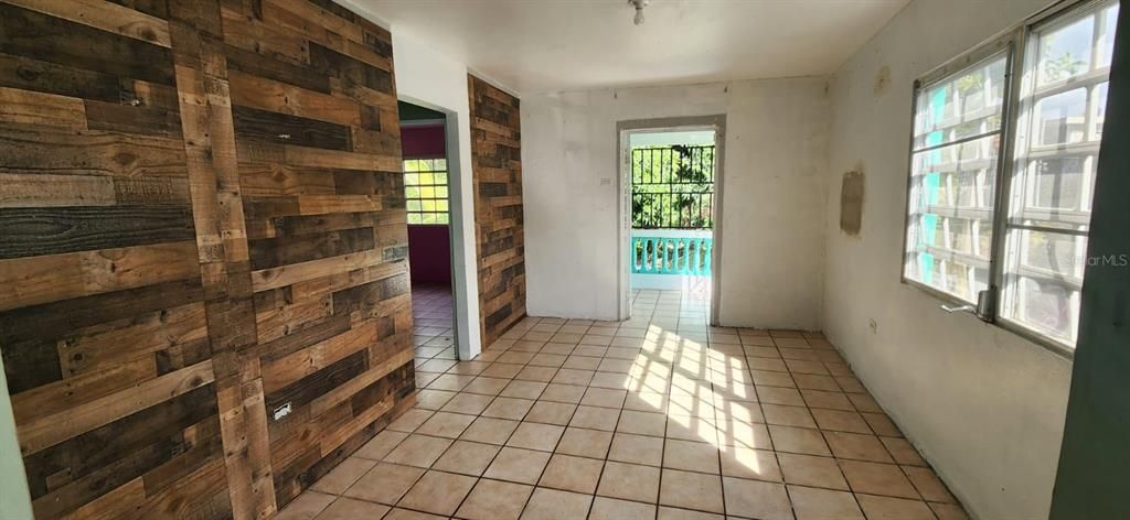 Vendido Recientemente: $79,000 (3 camas, 2 baños, 1001 Pies cuadrados)