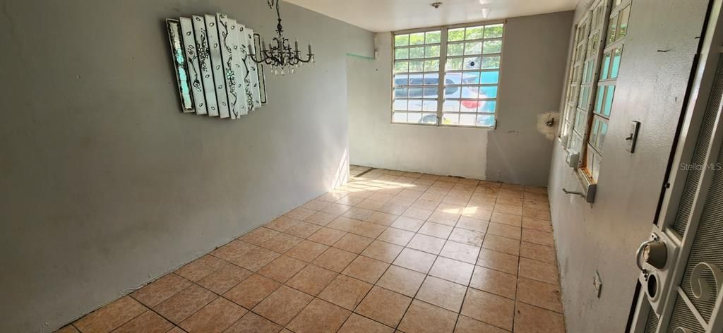 Vendido Recientemente: $79,000 (3 camas, 2 baños, 1001 Pies cuadrados)