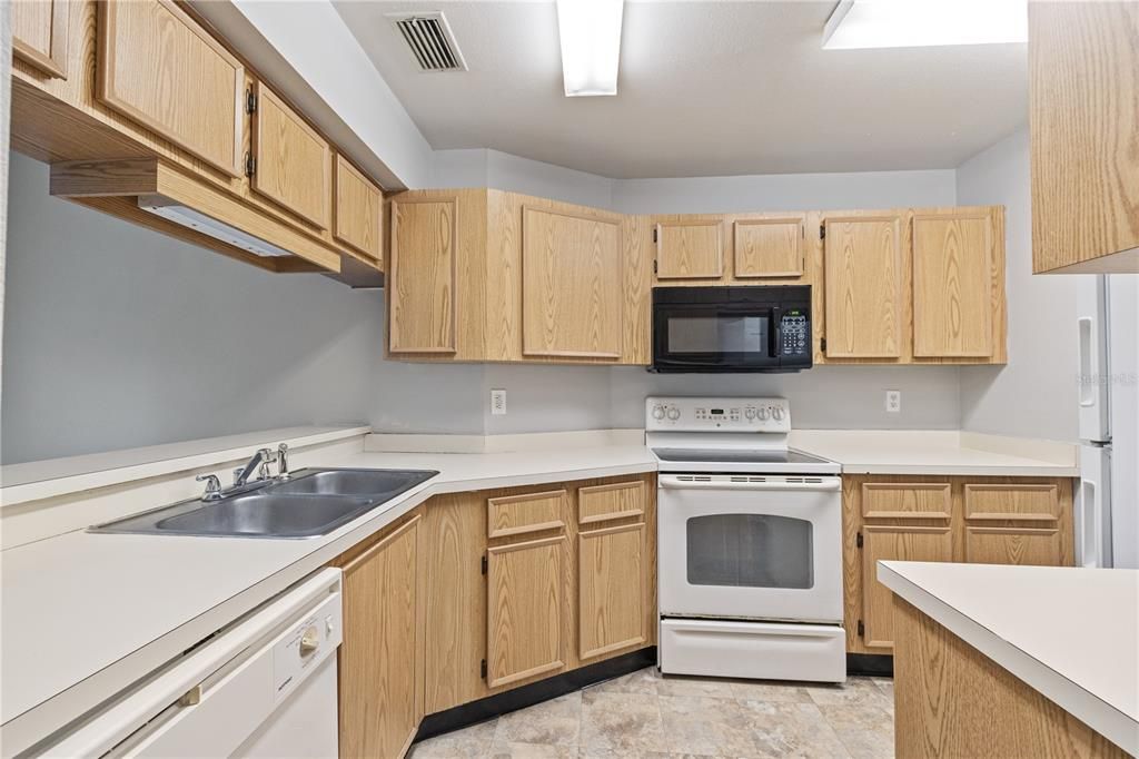 Active With Contract: $179,900 (2 beds, 2 baths, 912 Square Feet)