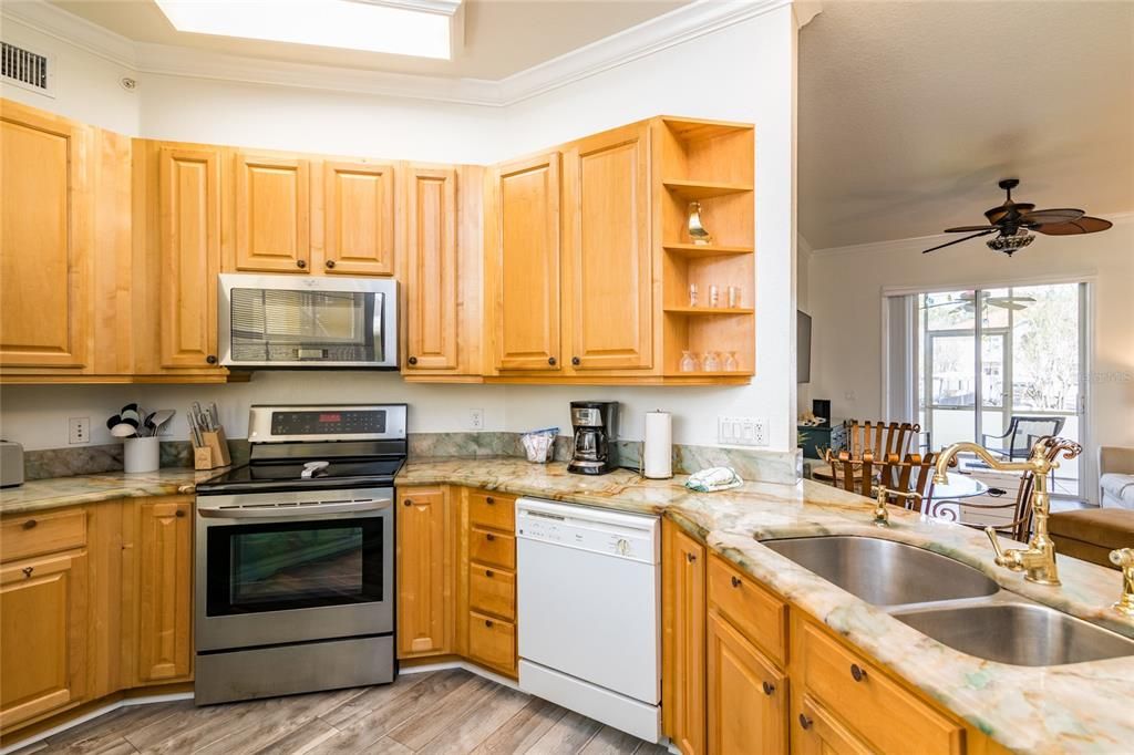 For Sale: $239,500 (1 beds, 1 baths, 750 Square Feet)