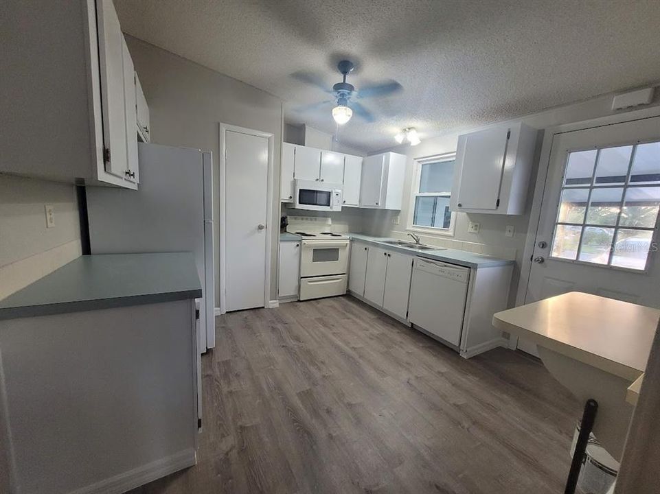 kitchen includes breakfast bar, pantry and alll appliances