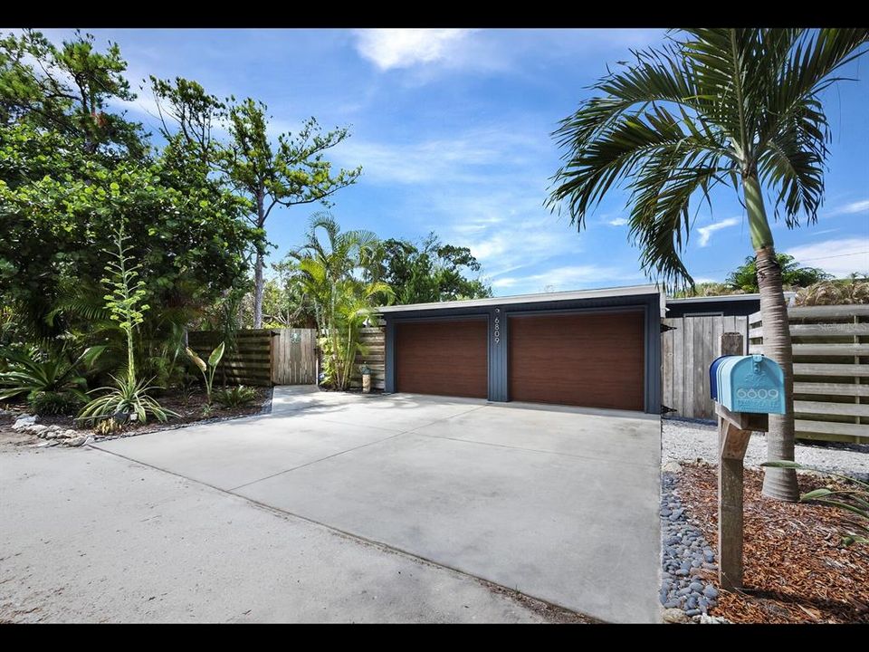 Recently Sold: $2,000,000 (3 beds, 2 baths, 1143 Square Feet)