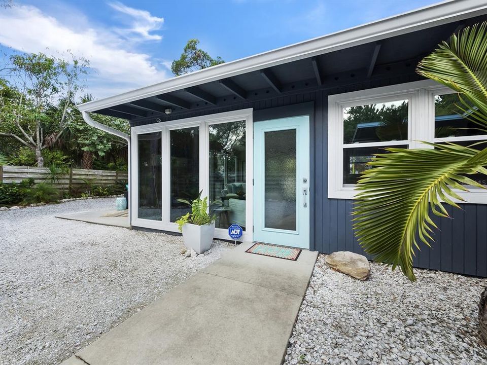 Recently Sold: $2,000,000 (3 beds, 2 baths, 1143 Square Feet)