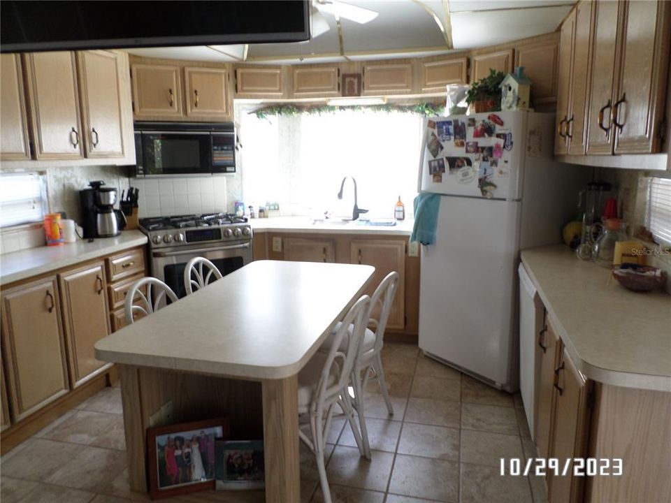 Eat in kitchen with all appliances.