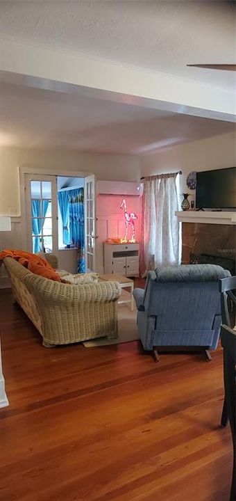 For Rent: $2,500 (2 beds, 1 baths, 850 Square Feet)