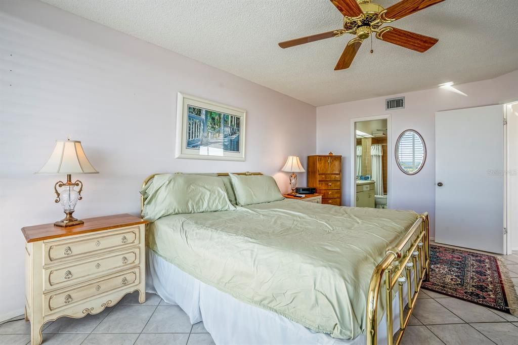 For Sale: $499,900 (2 beds, 2 baths, 1098 Square Feet)