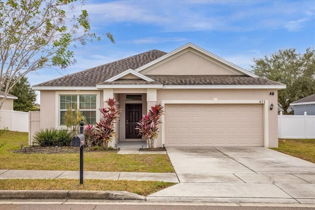 Active With Contract: $1,900 (3 beds, 2 baths, 1305 Square Feet)