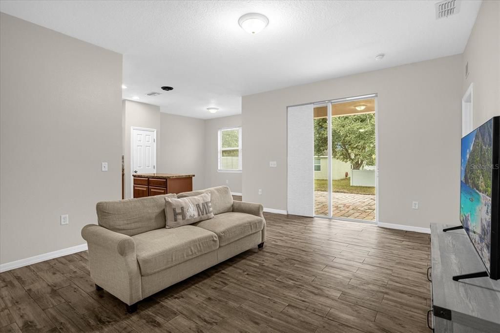 Active With Contract: $1,900 (3 beds, 2 baths, 1305 Square Feet)