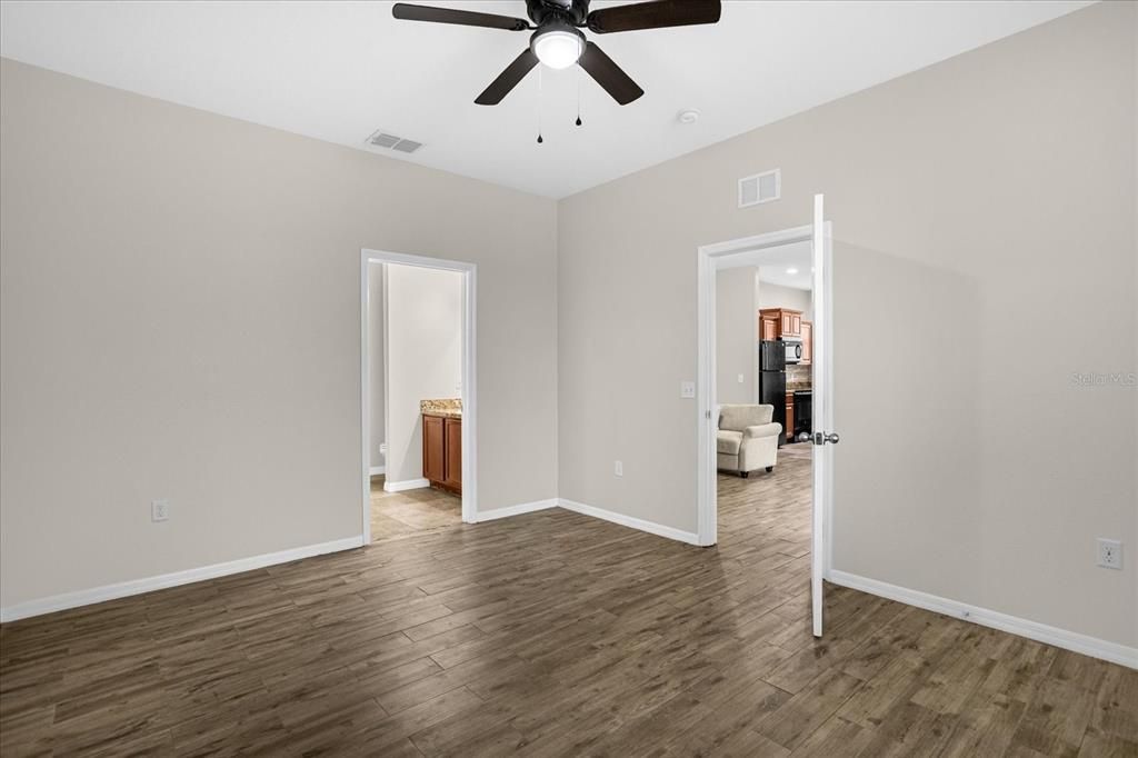 Active With Contract: $1,900 (3 beds, 2 baths, 1305 Square Feet)