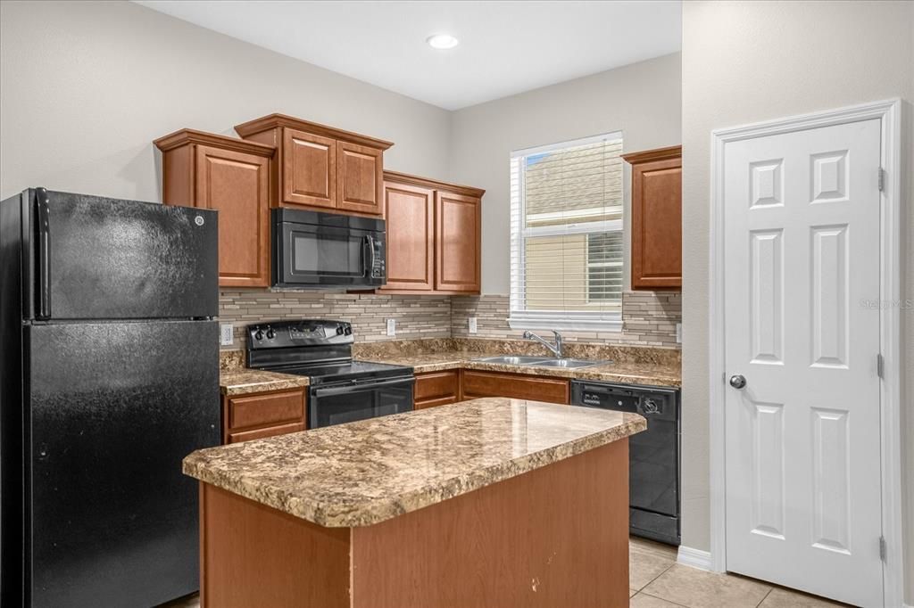 Active With Contract: $1,900 (3 beds, 2 baths, 1305 Square Feet)