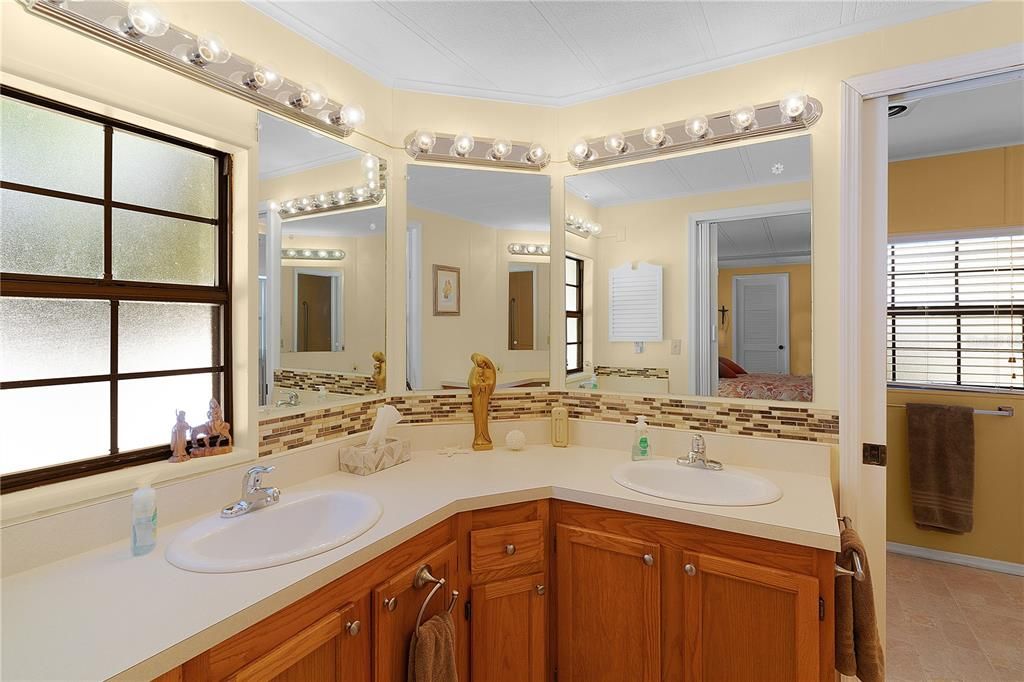 Master Bath Double Sinks/ Vanity  11x13Ft