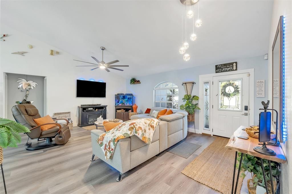 Recently Sold: $460,000 (3 beds, 2 baths, 1588 Square Feet)