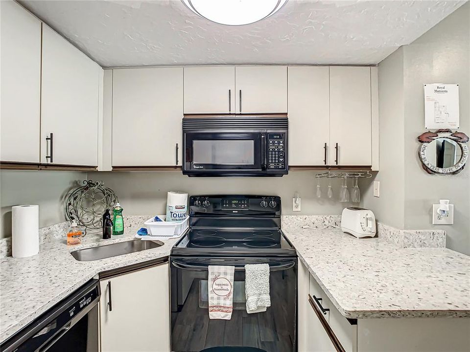 For Sale: $374,000 (1 beds, 1 baths, 800 Square Feet)