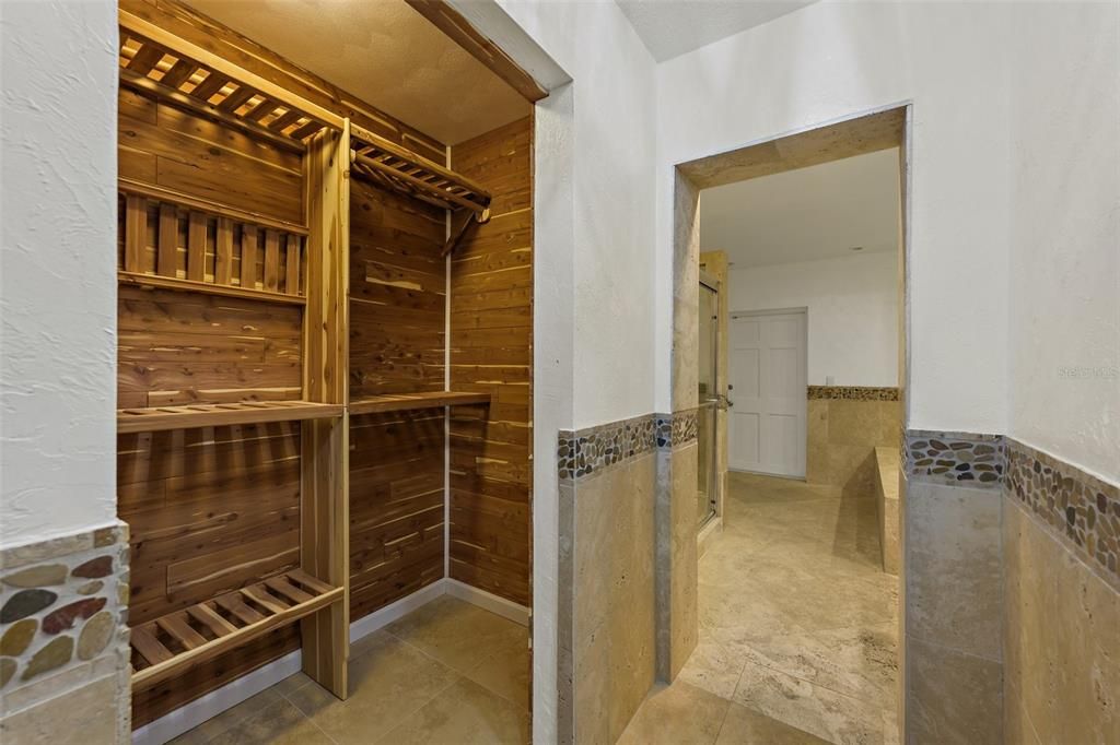 最近售出: $554,999 (4 贝兹, 2 浴室, 2242 平方英尺)
