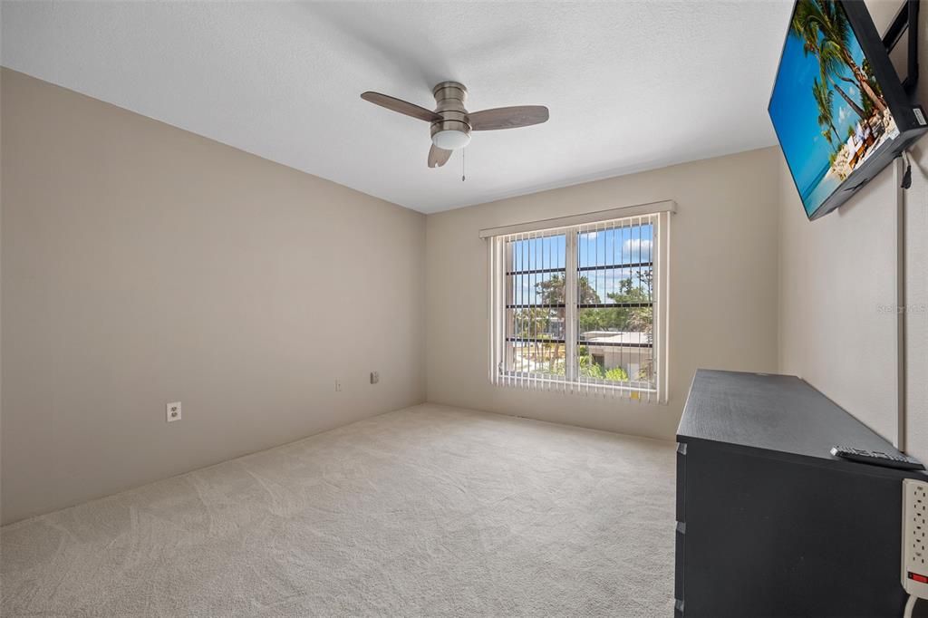 Active With Contract: $89,900 (2 beds, 2 baths, 919 Square Feet)