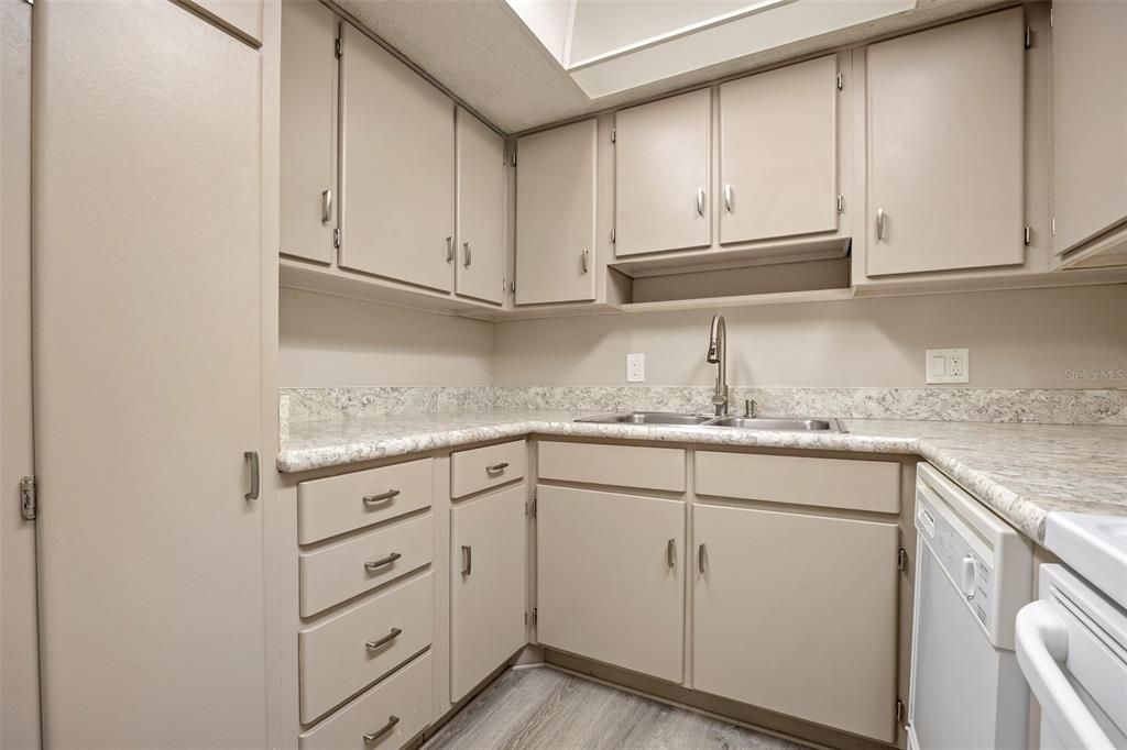 Active With Contract: $89,900 (2 beds, 2 baths, 919 Square Feet)