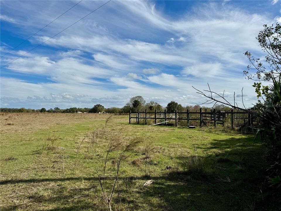 На продажу: $600,000 (30.00 acres)