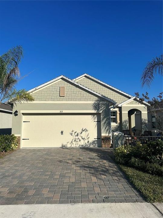 Recently Rented: $2,400 (3 beds, 2 baths, 1653 Square Feet)